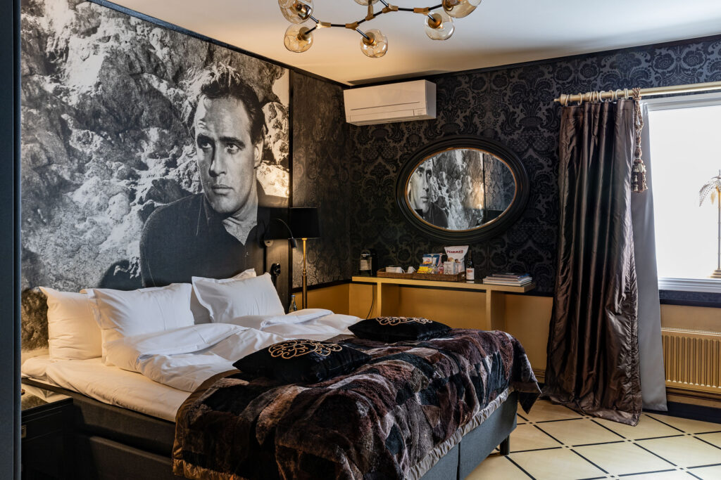 Marlon Brando, Bomans Hotell, Hotellrum